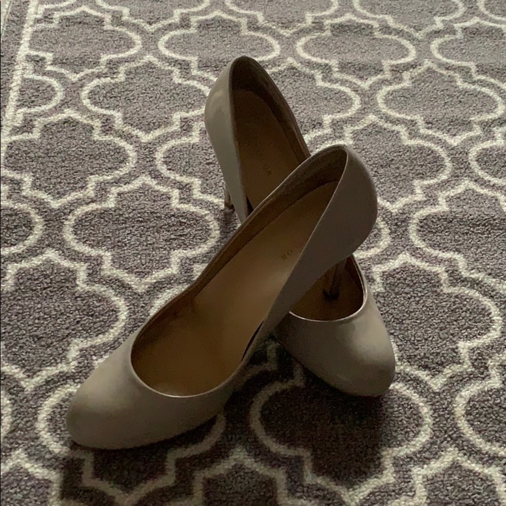 Nude pumps